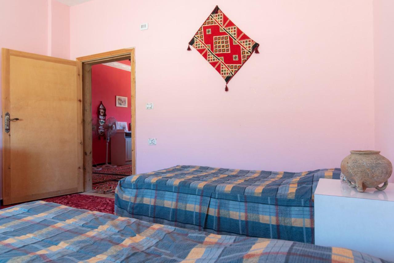 Bedouin Pink Ecohouse Bed and Breakfast Wadi Musa Esterno foto